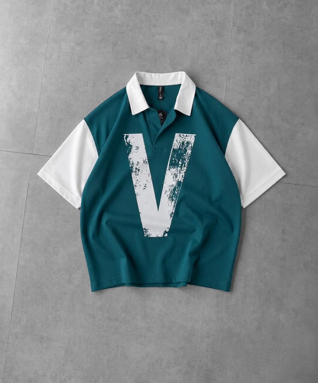 Men's Oversized "V" Print Contrast Polo T-Shirt — Black with White Contrast