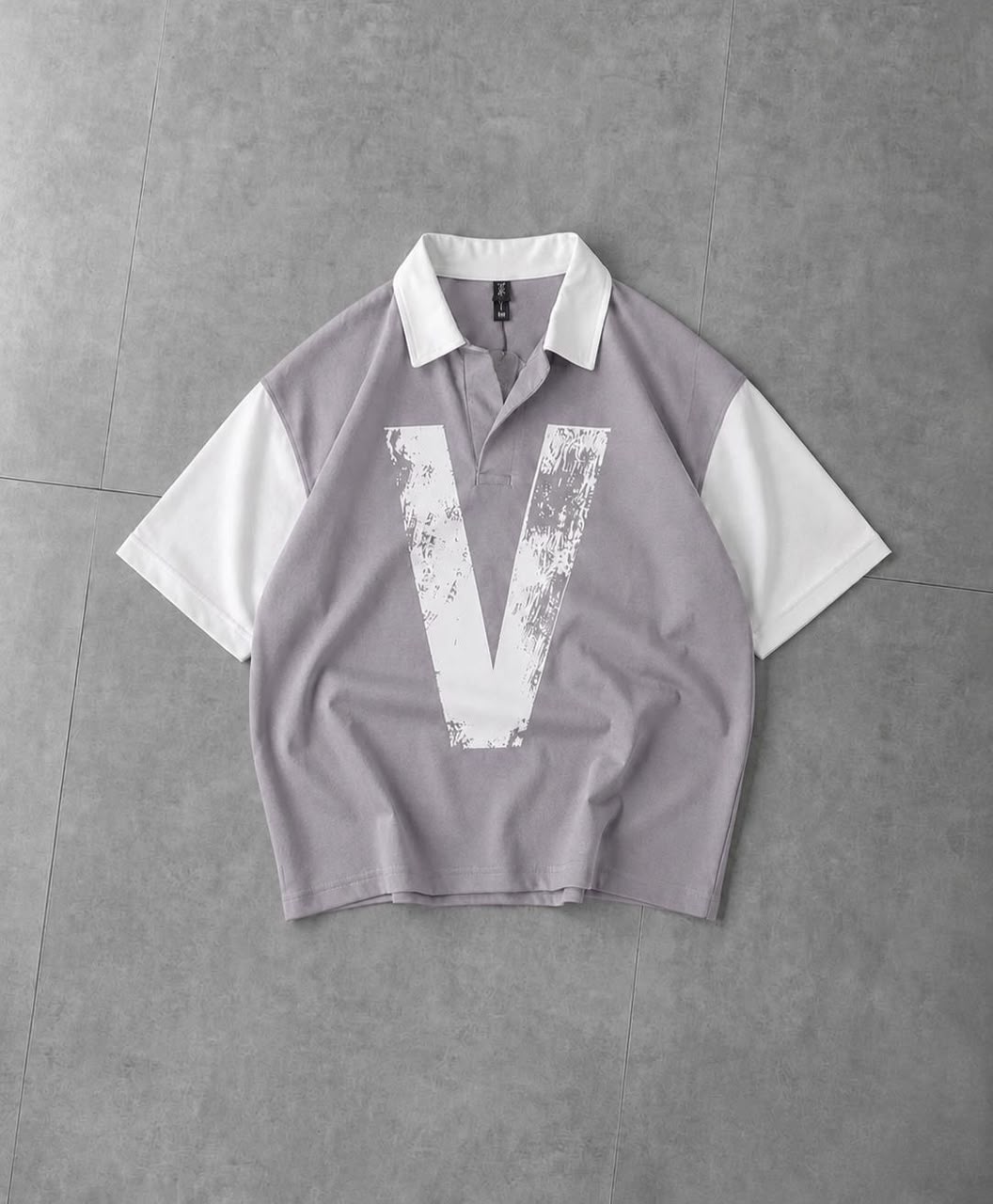 Men's Oversized "V" Print Contrast Polo T-Shirt — Lavender Gray with White Contrast